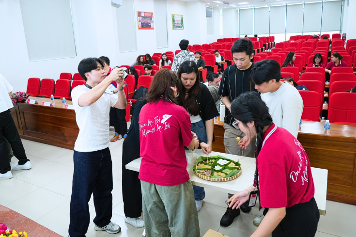 GLOUCESTERSHIRE VIETNAM ĐÓN ĐOÀN SINH VIÊN TRƯỜNG ĐẠI HỌC CÔNG NGHỆ SINGAPORE TRONG CHƯƠNG TRÌNH GIAO LƯU QUỐC TẾ 53