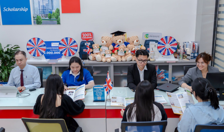 NHIỀU PHỤ HUYNH VÀ THÍ SINH 2K8 ĐẾN GLOUCESTERSHIRE VIETNAM XÉT HỌC BẠ CỬ NHÂN ANH QUỐC 16