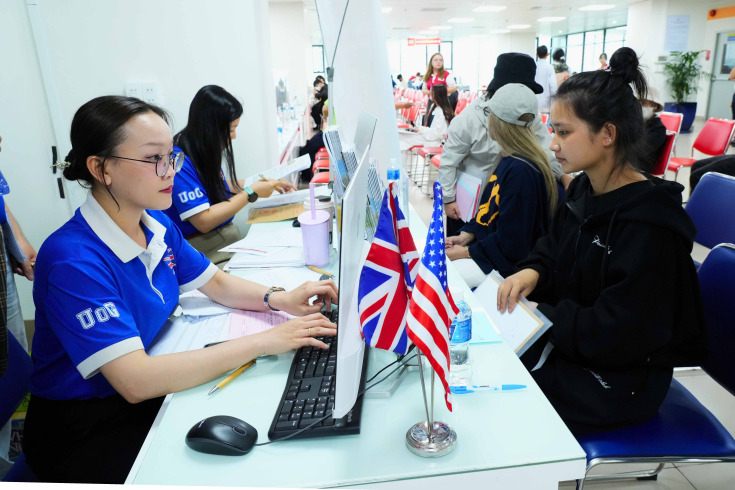 THÍ SINH HÁO HỨC NHÂP HỌC - TRỞ THÀNH TÂN SINH VIÊN GLOUCESTERSHIRE VIETNAM 11