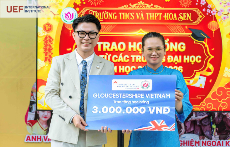 GLOUCESTERSHIRE VIETNAM TRAO HỌC BỔNG TẠI LỄ SƠ KẾT HKI THCS–THPT HOA SEN TP.HCM 9