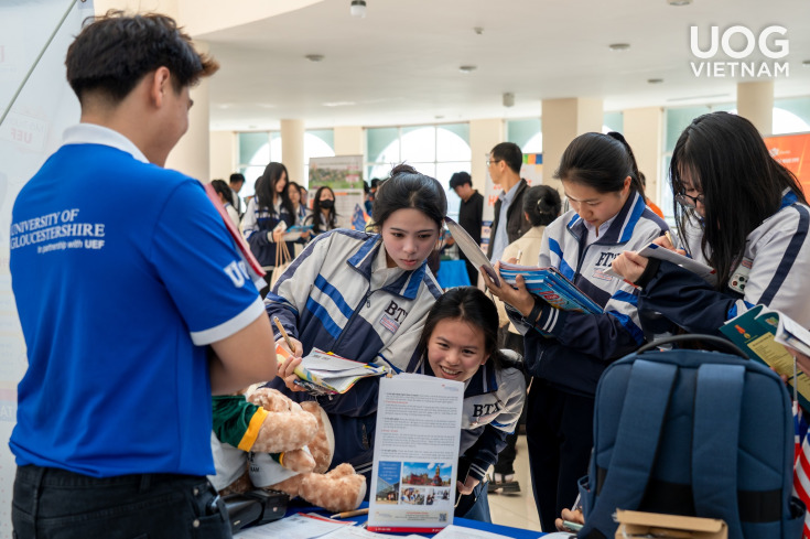 GLOUCESTERSHIRE VIETNAM NỐI TIẾP HÀNH TRÌNH CÙNG HỌC SINH KHU VỰC TÂY NGUYÊN TẠI CHƯƠNG TRÌNH “TIẾP BƯỚC TRƯỜNG THI” 30