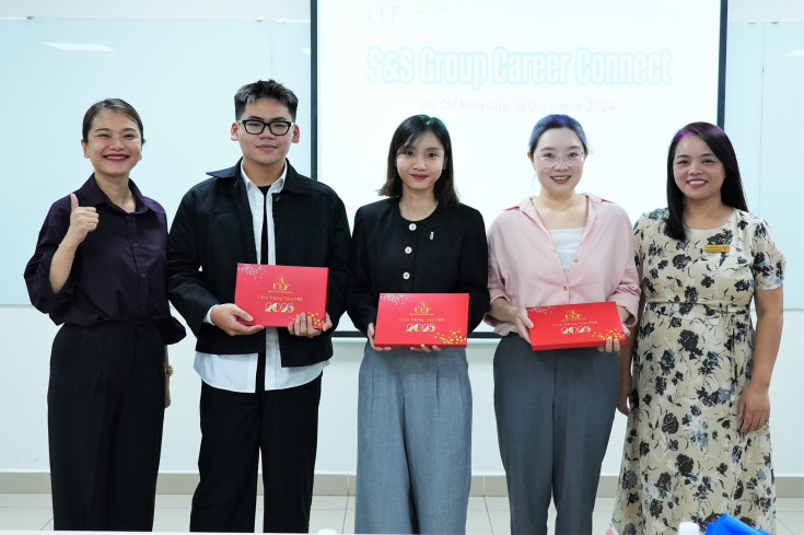 SINH VIÊN GLOUCESTERSHIRE VIETNAM TỰ TIN BÁO CÁO DỰ ÁN TRƯỚC TẬP ĐOÀN S&S GROUP 24