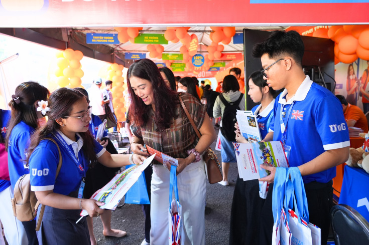 PHỤ HUYNH, THÍ SINH QUAN TÂM CHƯƠNG TRÌNH CỦA GLOUCESTERSHIRE VIETNAM TẠI NGÀY HỘI LỰA CHỌN - XÉT TUYỂN NGUYỆN VỌNG ĐẠI HỌC 2025 28