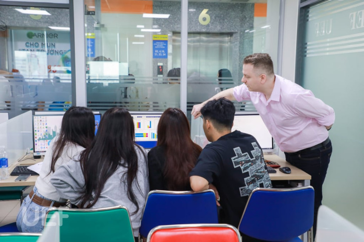 GIÁO SƯ ĐẾN TỪ ĐẠI HỌC GLOUCESTERSHIRE TẬP HUẤN MÔ PHỎNG THƯƠNG HIỆU CHO SINH VIÊN UEF 40