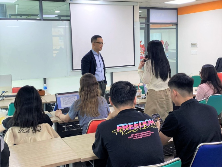 SINH VIÊN NGÀNH QUẢN TRỊ KINH DOANH VÀ MARKETING HỌC HỎI KINH NGHIỆM TRỰC TIẾP TỪ CHUYÊN GIA 14
