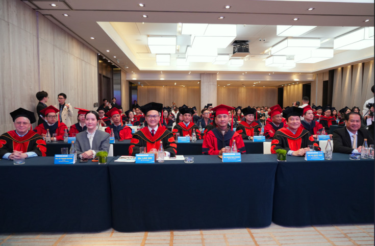 GLOUCESTERSHIRE VIETNAM TỔ CHỨC LỄ BỂ GIẢNG VÀ TRAO BẰNG TỐT NGHIỆP CHƯƠNG TRÌNH CỬ NHÂN ANH QUỐC NĂM 2025 28