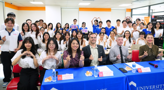 TRIỂN LÃM “HUMAN + MACHINE: THE NEW FACE OF MARKETING” – SINH VIÊN GLOUCESTERSHIRE VIETNAM TRÌNH LÀNG CÁC Ý TƯỞNG MARKETING TƯƠNG LAI