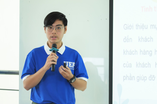 SINH VIÊN NGÀNH TIẾNG ANH VÀ NGÔN NGỮ HỌC NGHIỆM THU CÁC DỰ ÁN CỘNG ĐỒNG ĐẦY Ý NGHĨA