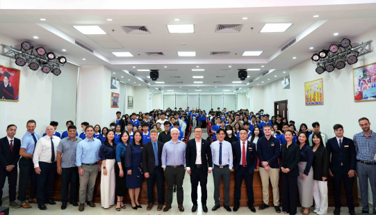 GLOUCESTERSHIRE VIETNAM GẶP GỠ TÂN SINH VIÊN KHÓA 2024 VÀO ĐẦU NĂM HỌC MỚI