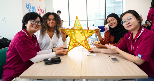 GLOUCESTERSHIRE VIETNAM RỘN RÀNG ĐÓN TRUNG THU CÙNG SINH VIÊN QUỐC TẾ