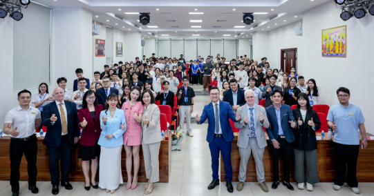 BÁN KẾT UNITOUR DEBATE 2025: TOP 8 ĐỘI THI BÙNG NỔ TƯ DUY, THỂ HIỆN BẢN LĨNH TRANH BIỆN ẤN TƯỢNG