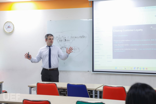 GIÁO SƯ ĐẠI HỌC GLOUCESTERSHIRE TIẾP TỤC ĐỒNG HÀNH VỚI UEFERS TRONG LỚP HỌC 