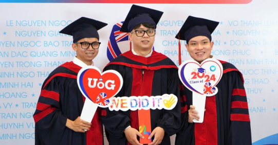 ĐẠI HỌC 190 NĂM TUỔI TRAO HỌC BỔNG HƠN 2 TỶ CHO TÂN CỬ NHÂN TỐT NGHIỆP CHƯƠNG TRÌNH ANH QUỐC