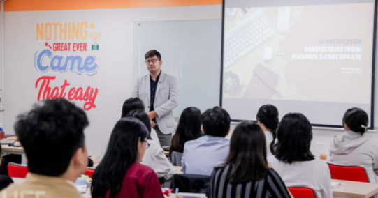 CÁC GIÁO SƯ ĐẠI HỌC GLOUCESTERSHIRE DỰ GIẢNG LỚP 