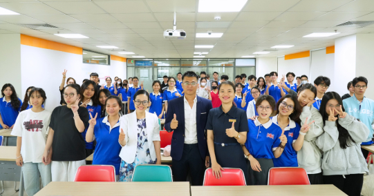 SINH VIÊN GLOUCESTERSHIRE VIETNAM “GIẢI MÃ” MARKETING THỰC CHIẾN CÙNG CHUYÊN GIA LOTTE MART VIETNAM