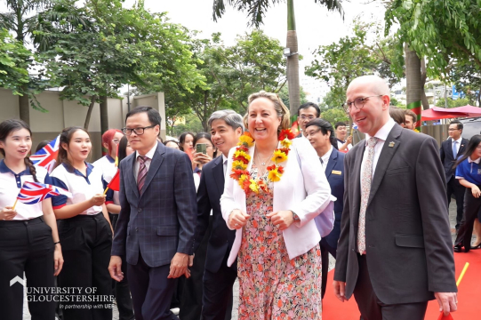 LONG TRỌNG DIỄN RA LỄ KHAI GIẢNG CHƯƠNG TRÌNH CỬ NHÂN QUỐC TẾ VÀ KÝ KẾT MOA GIỮA UOG VIETNAM VÀ UOG ANH QUỐC