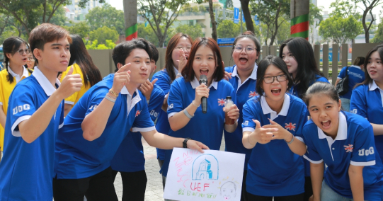 SÔI NỔI HOẠT ĐỘNG TEAM BUILDING DÀNH CHO TÂN SINH VIÊN