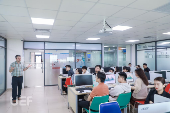 GIÁO SƯ ĐẾN TỪ ĐẠI HỌC GLOUCESTERSHIRE TẬP HUẤN MÔ PHỎNG THƯƠNG HIỆU CHO SINH VIÊN UEF