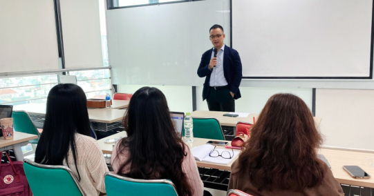 SINH VIÊN NGÀNH QUẢN TRỊ KINH DOANH VÀ MARKETING HỌC HỎI KINH NGHIỆM TRỰC TIẾP TỪ CHUYÊN GIA
