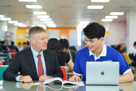 HIỆN THỰC MỤC TIÊU CÔNG DÂN TOÀN CẦU VỚI CHƯƠNG TRÌNH CỬ NHÂN QUỐC TẾ