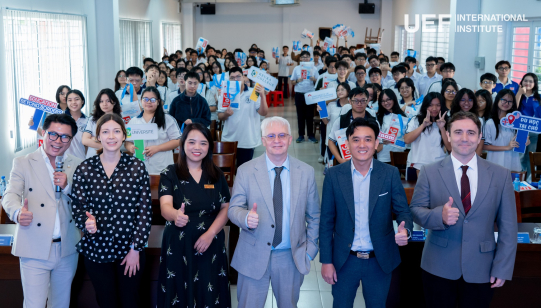 HỌC SINH THPT CHUYÊN TRẦN ĐẠI NGHĨA MỞ RỘNG GÓC NHÌN HỌC TẬP TOÀN CẦU TẠI SỰ KIỆN OPEN DAY GLOUCESTERSHIRE VIETNAM