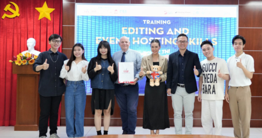 TOP 6 ÉN VÀNG UEF TỰ TIN CHINH PHỤC VÒNG CHUNG KẾT VỚI KỸ NĂNG BIÊN TẬP - DẪN TALKSHOW